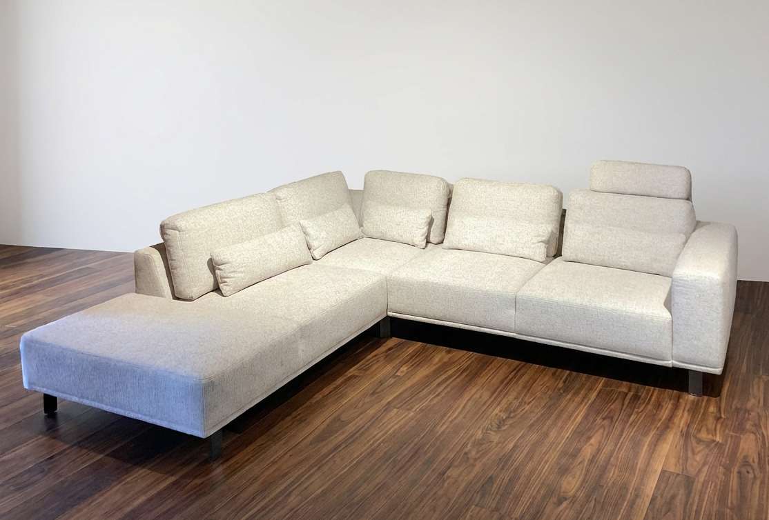Firefly_Setzte das Bild aus dem Referenzbild das beige Sofa in einen schlichten Raum, dunkler 840073-2 Kopie