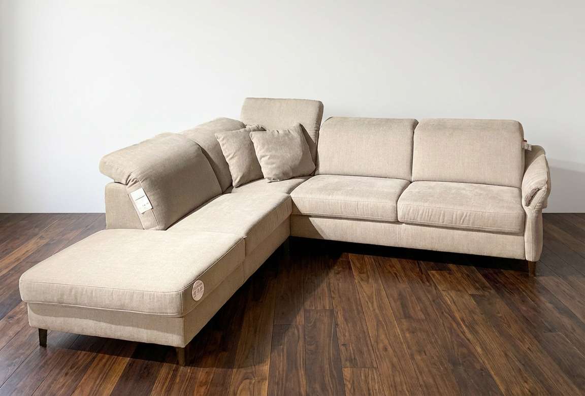 Firefly_Setzte das Bild aus dem Referenzbild das beige Sofa in einen schlichten Raum, dunkler 840073 Kopie